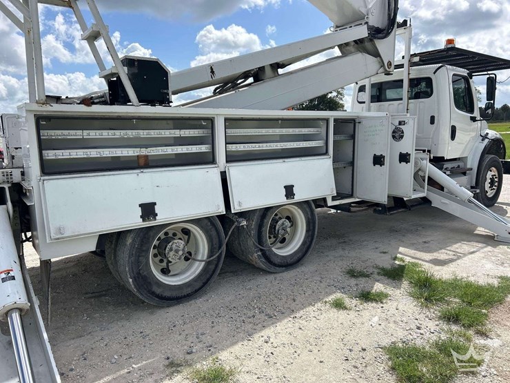 2013-freightliner-m2-106-image-38