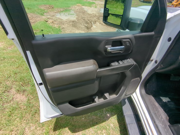 2021-chevrolet-3500-image-10