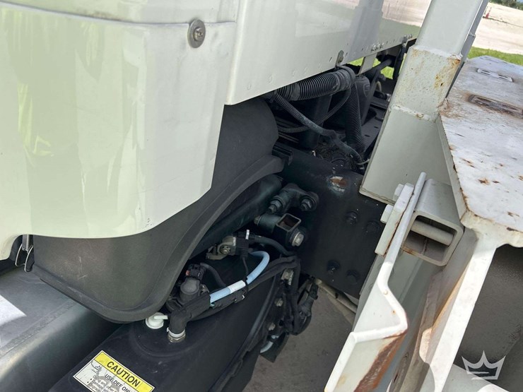 2013-freightliner-m2-106-image-40