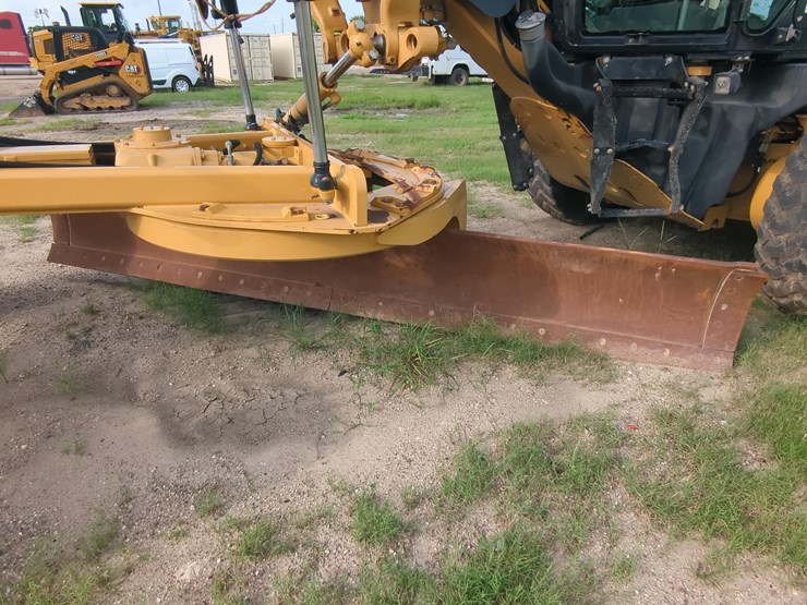 caterpillar-140m2-image-6