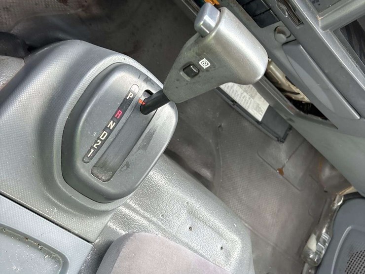 2013-isuzu-nrr-image-17
