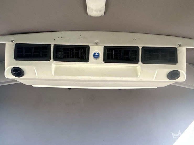 2016-freightliner-m2-106-image-13
