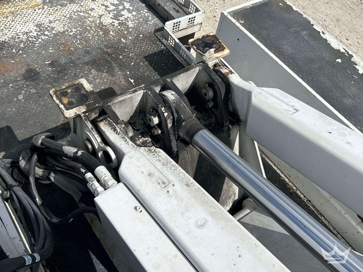 2013-freightliner-m2-106-image-28