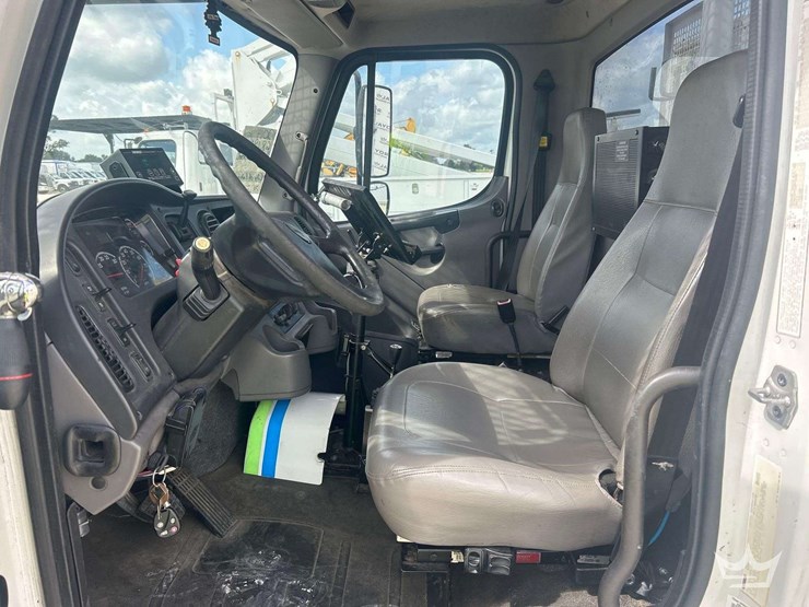 2014-freightliner-m2-106-image-24