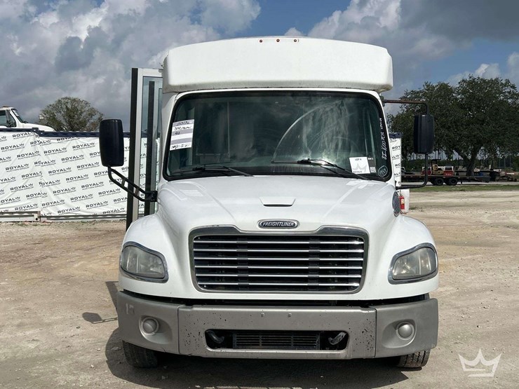 2017-freightliner-m2-106-image-31