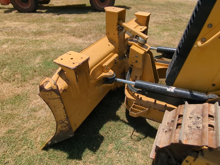 2023-caterpillar-d1-image-7
