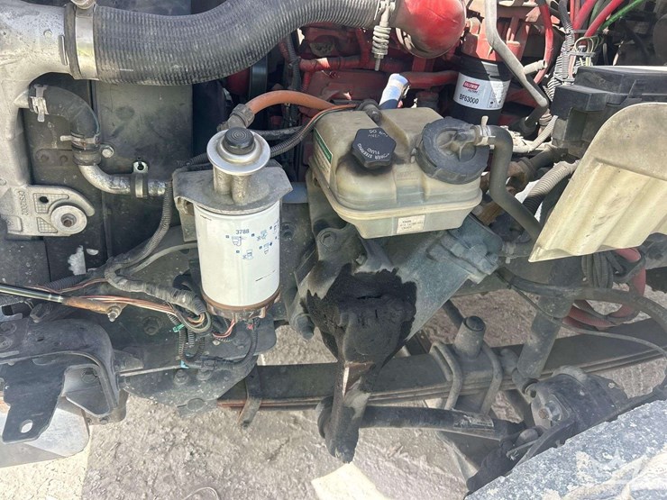 2014-freightliner-m2-106-image-12