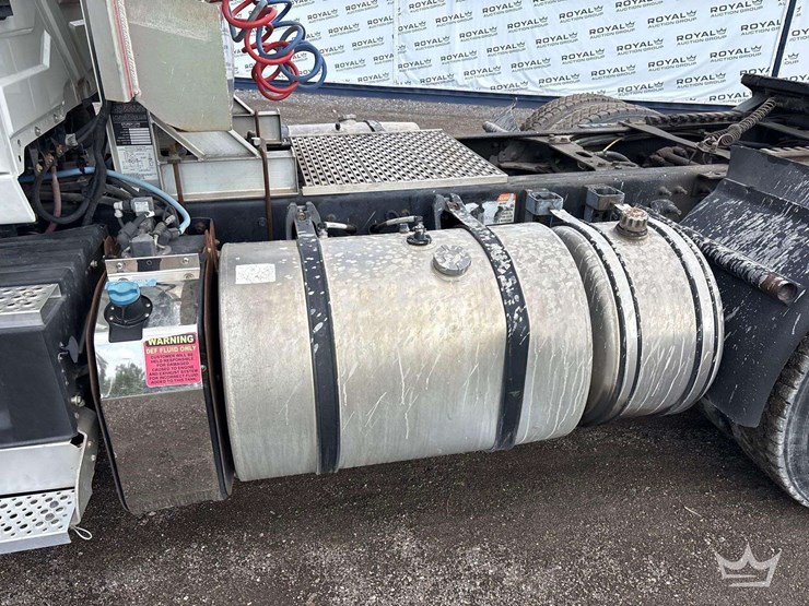 2019-international-rh613-t/a-wet-kit-day-cab-truck-tractor-image-13
