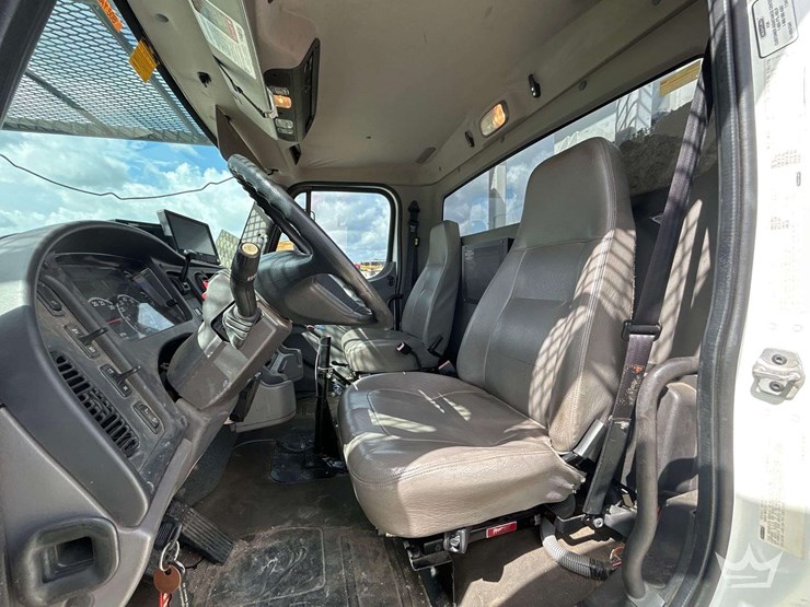 2013-freightliner-m2-106-image-15