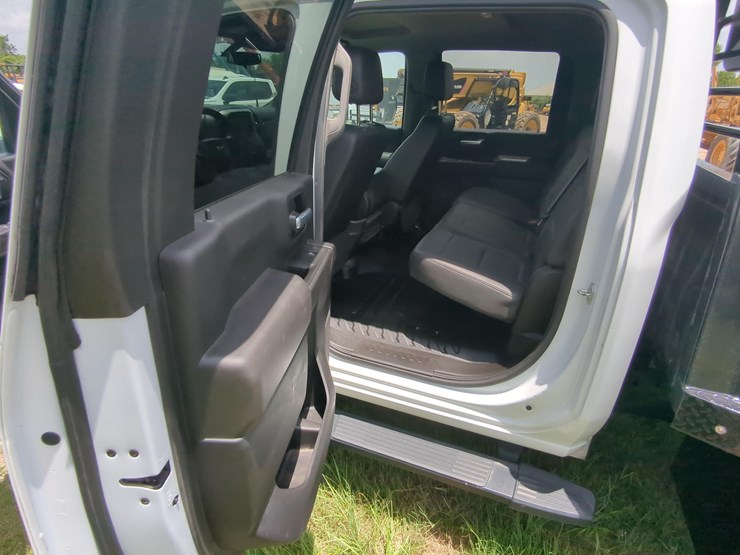 2021-chevrolet-3500-image-9