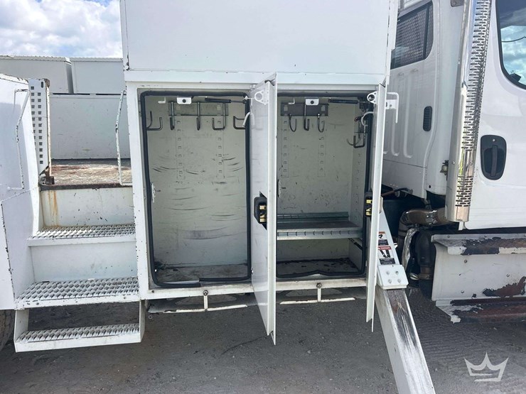 2014-freightliner-m2-106-image-40