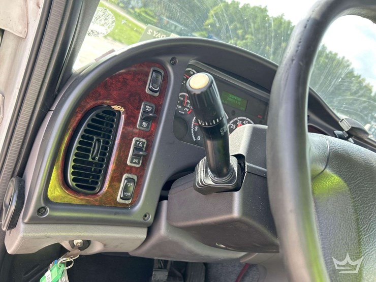 2016-freightliner-m2-106-image-24