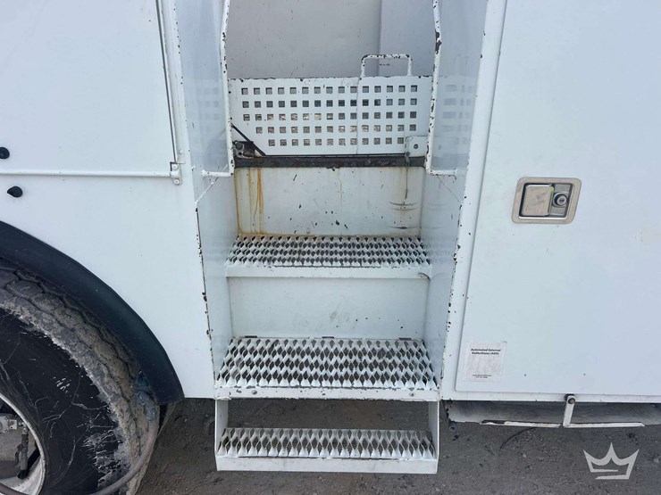 2014-freightliner-m2-106-image-53