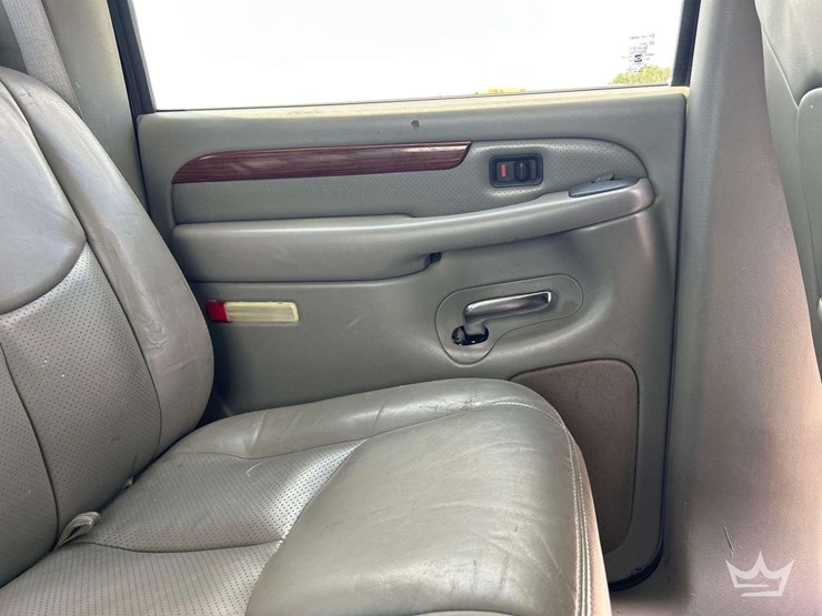 2004-cadillac-escalade-image-24