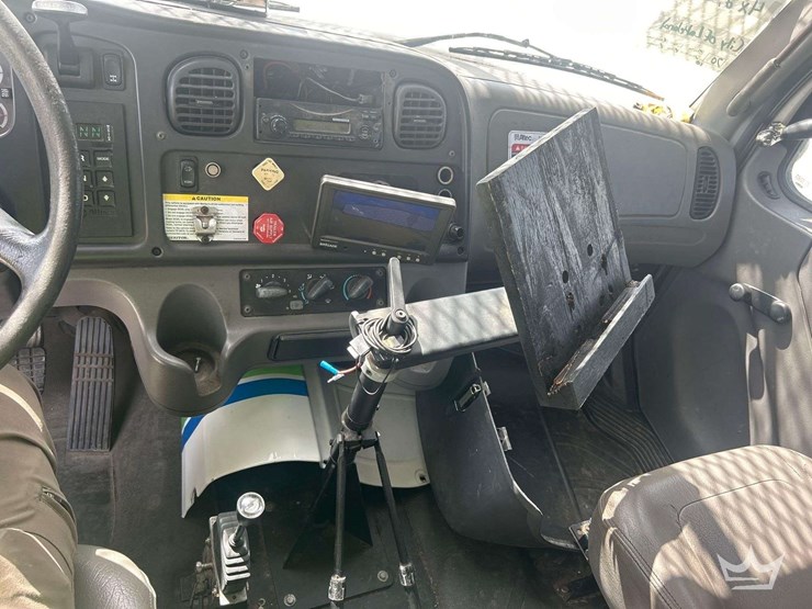 2014-freightliner-m2-106-image-17