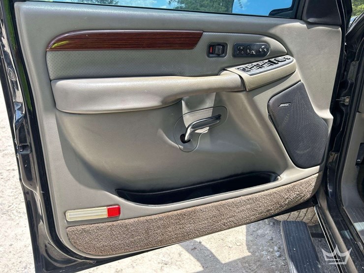 2004-cadillac-escalade-image-11