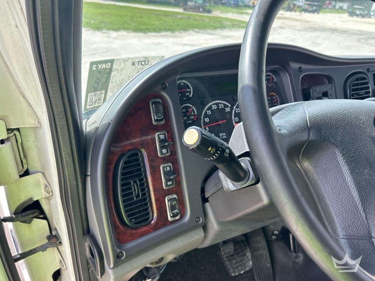2017-freightliner-m2-106-image-16