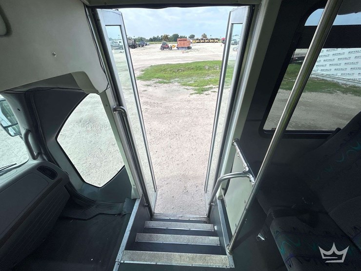 2016-freightliner-m2-106-image-28