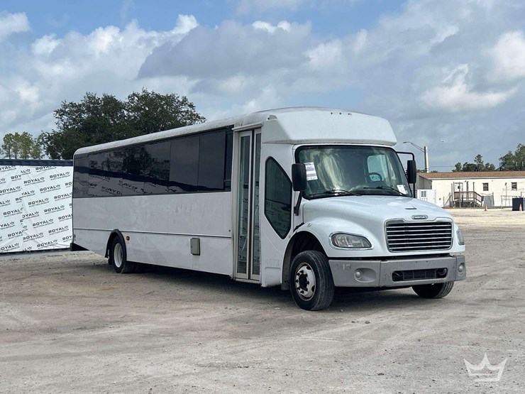 2017-freightliner-m2-106-image-2