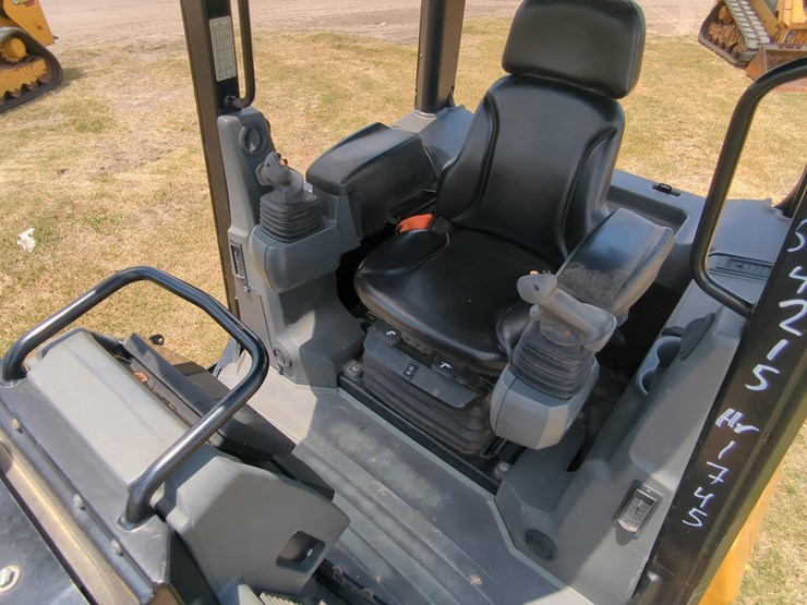 2023-caterpillar-d1-image-19