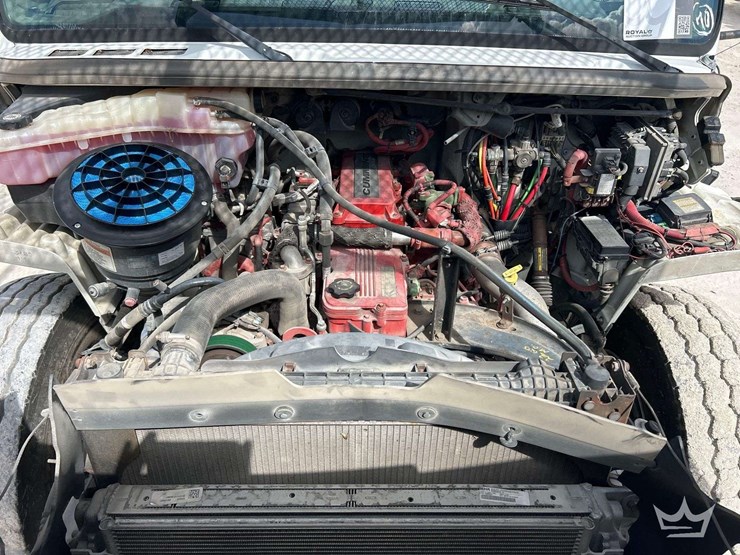 2013-freightliner-m2-106-image-9
