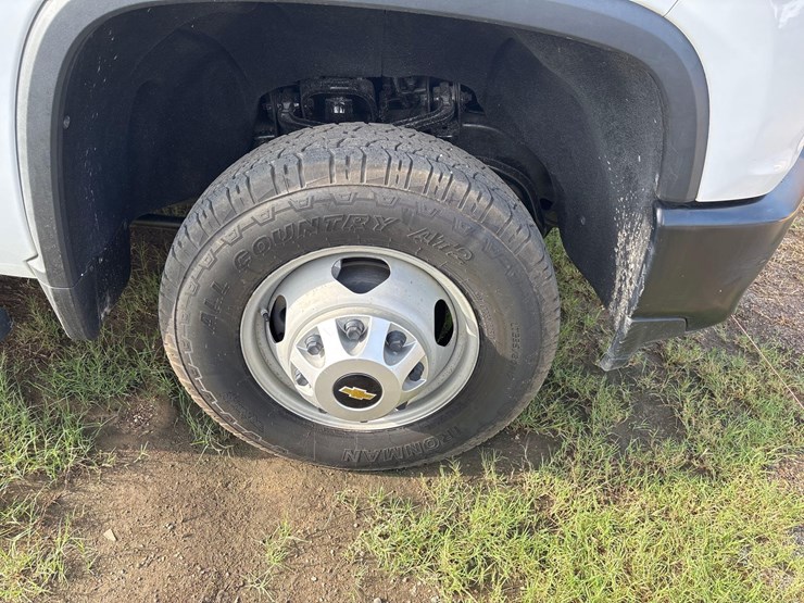 2021-chevrolet-3500-image-18