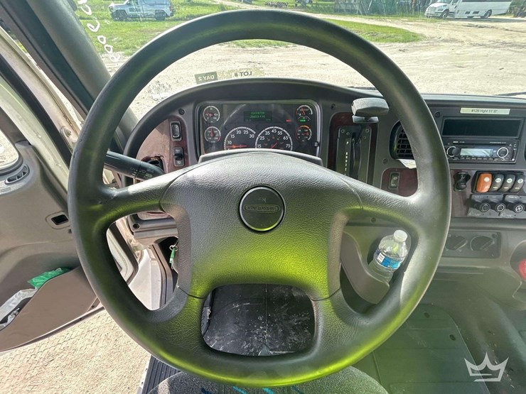 2016-freightliner-m2-106-image-22