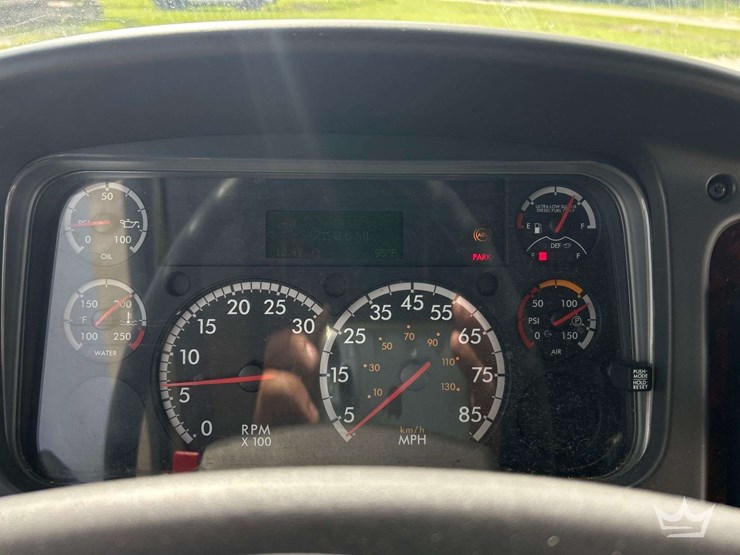2017-freightliner-m2-106-image-19