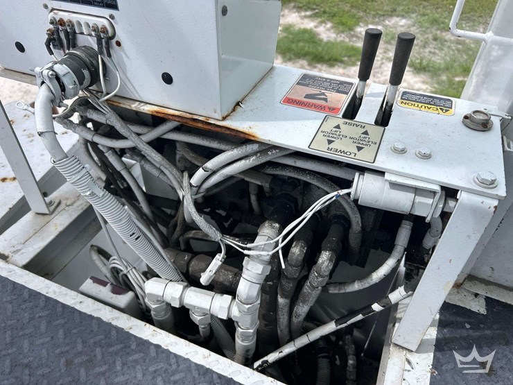 2013-freightliner-m2-106-image-32