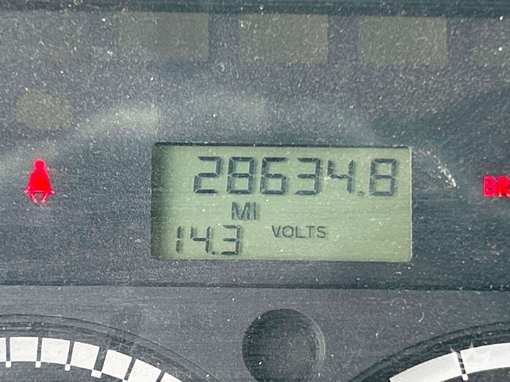 2013-freightliner-m2-106-image-8
