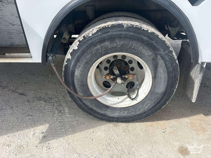 2014-freightliner-m2-106-image-32