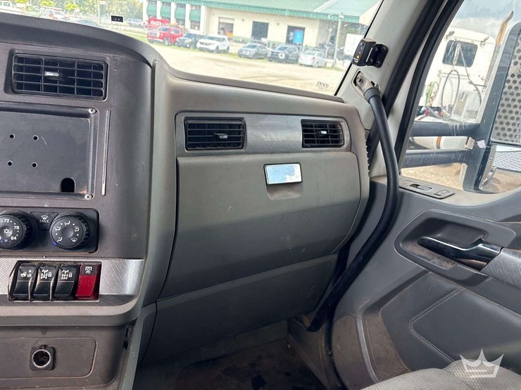 2019-kenworth-t880-image-35