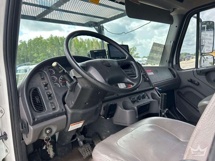 2013-freightliner-m2-106-image-14