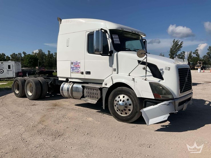 2012-volvo-vnl-t/a-sleeper-cab-truck-tractor-image-2
