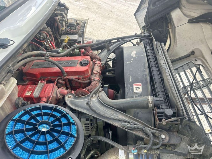 2014-freightliner-m2-106-image-10