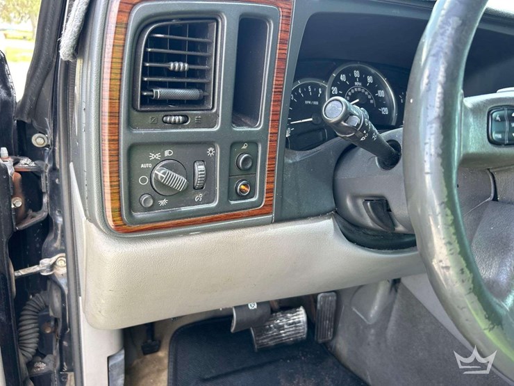 2004-cadillac-escalade-image-14