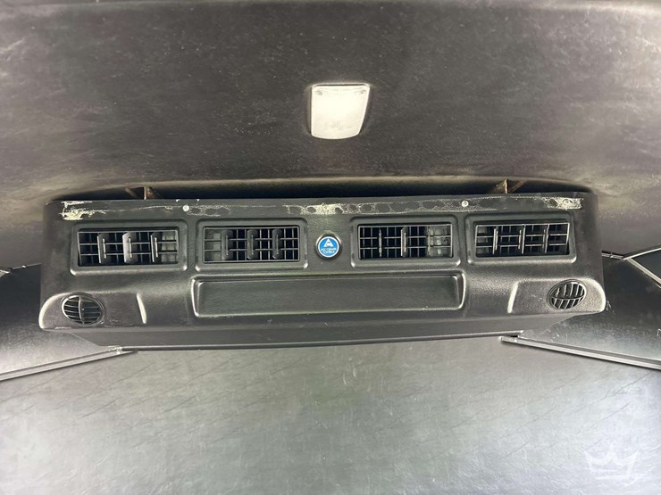 2017-freightliner-m2-106-image-24