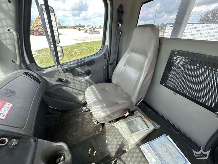 2013-freightliner-m2-106-image-24