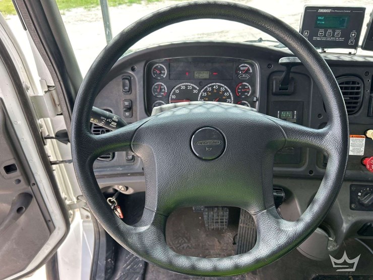 2013-freightliner-m2-106-image-17