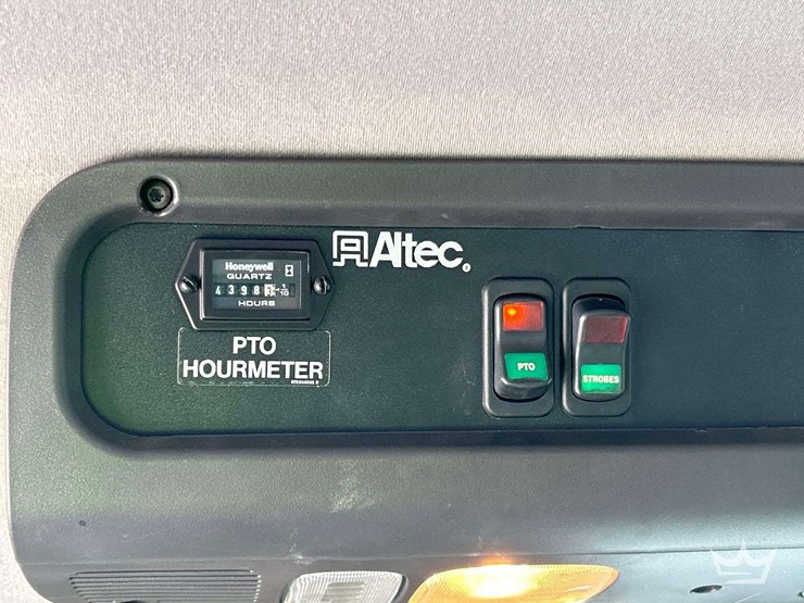 2013-freightliner-m2-106-image-23