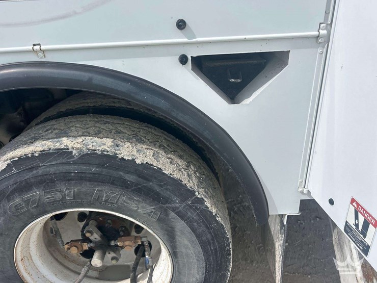 2014-freightliner-m2-106-image-31