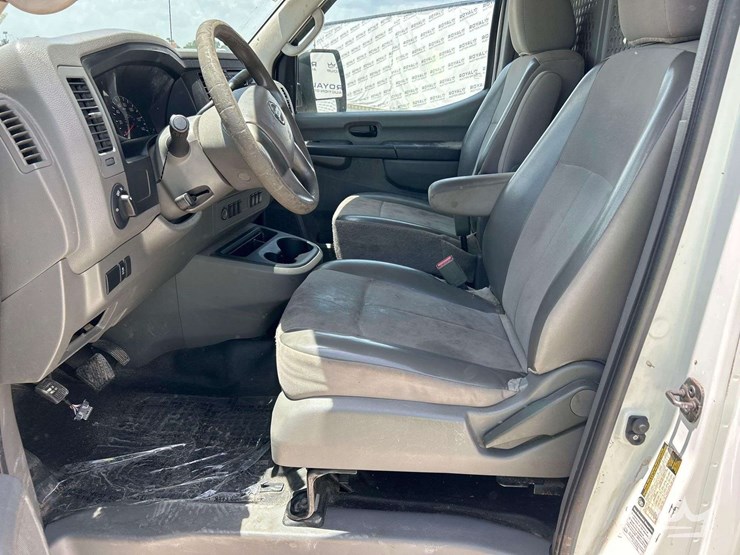 2015-nissan-nv1500-image-17