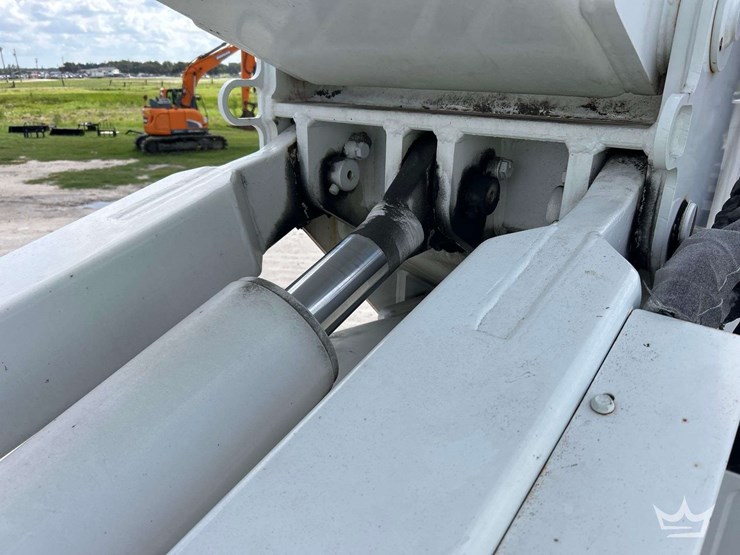 2013-freightliner-m2-106-image-30