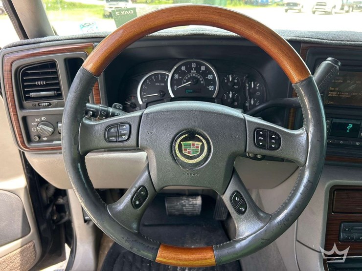 2004-cadillac-escalade-image-15