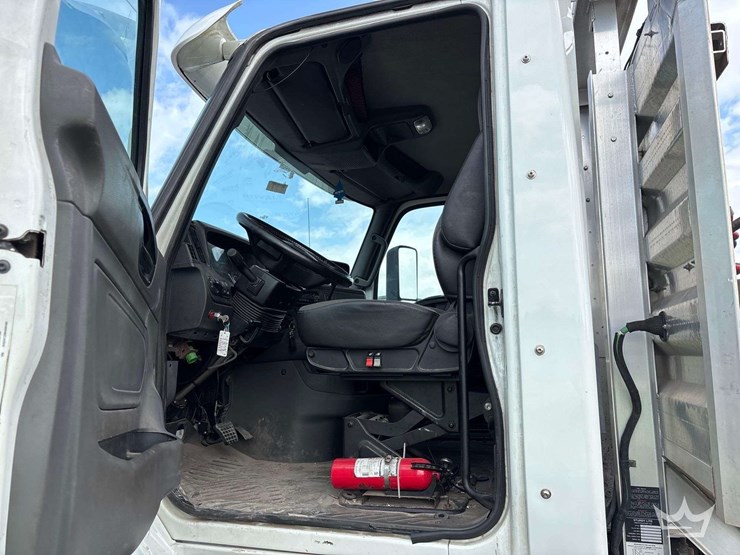 2019-international-rh613-t/a-wet-kit-day-cab-truck-tractor-image-19
