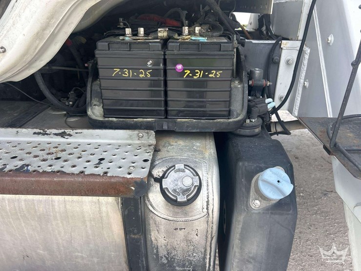 2014-freightliner-m2-106-image-25