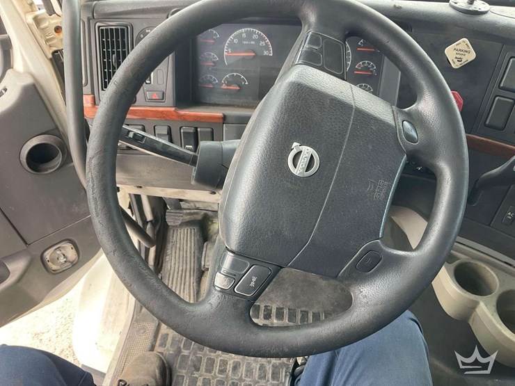 2012-volvo-vnl-t/a-sleeper-cab-truck-tractor-image-30