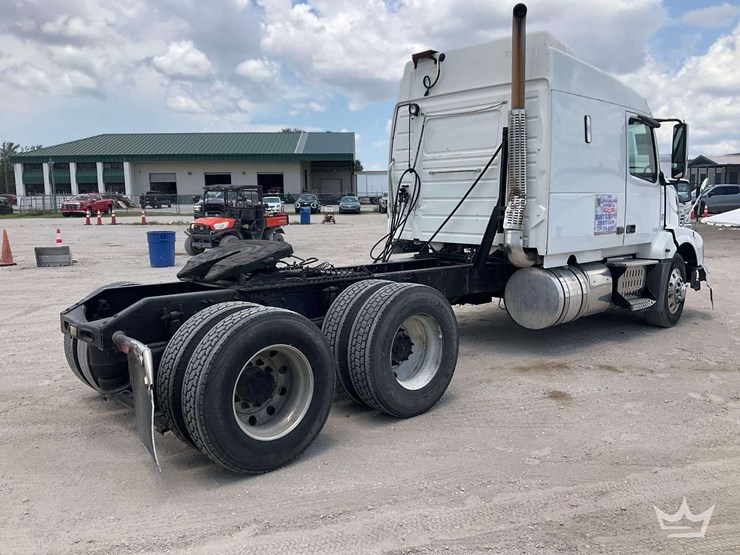 2012-volvo-vnl-t/a-sleeper-cab-truck-tractor-image-3