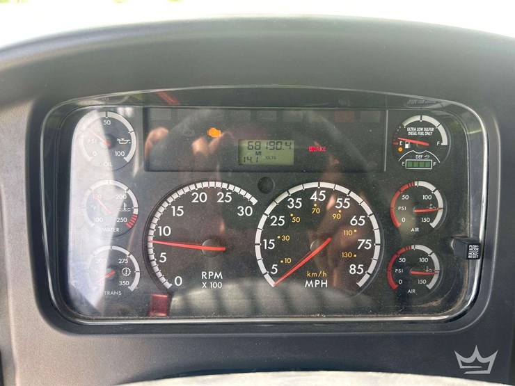 2014-freightliner-m2-106-image-14