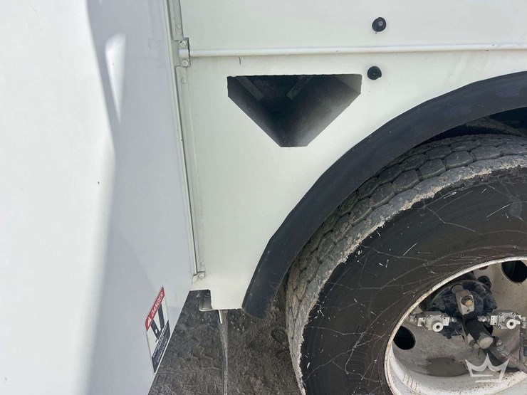 2014-freightliner-m2-106-image-38